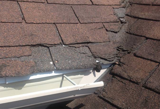 Comment réparer ou refaire une toiture en bardeaux d'asphalte -  Inspirations & Conseils