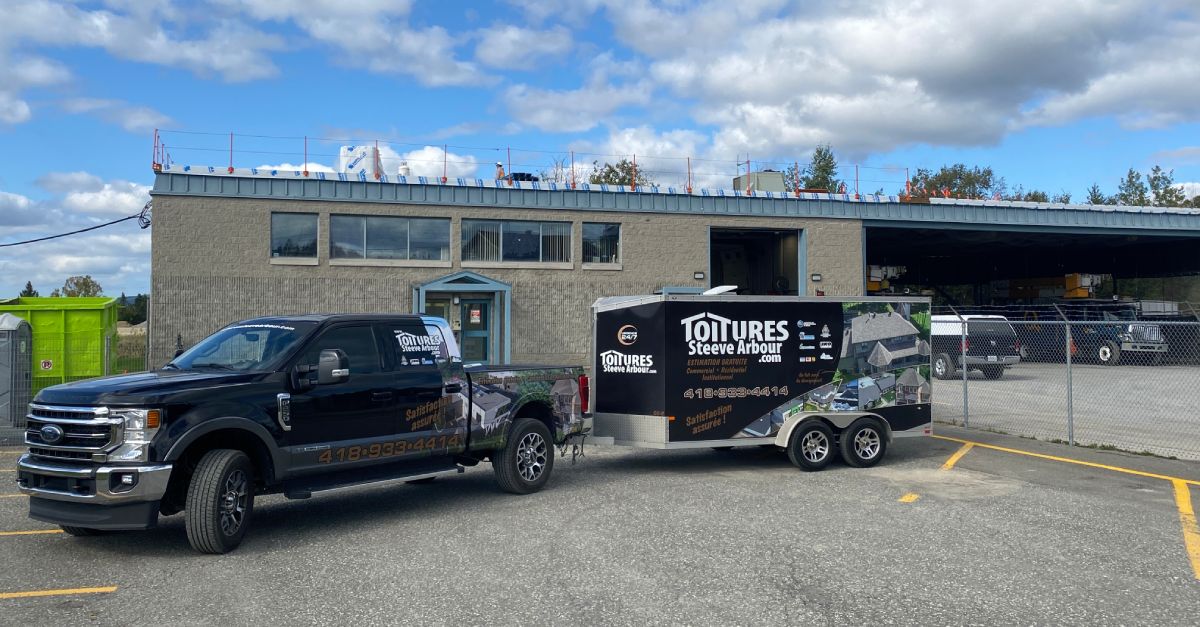 Camion et remorque de l’entreprise Toitures Steeve Arbour, en chantier.