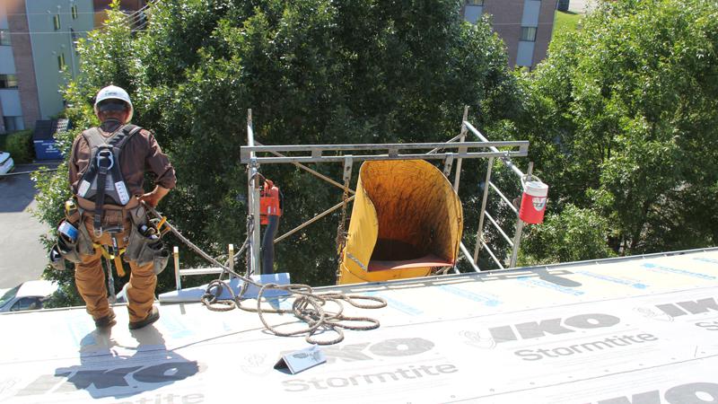 Couvreur sur toiture en réfection à Québec