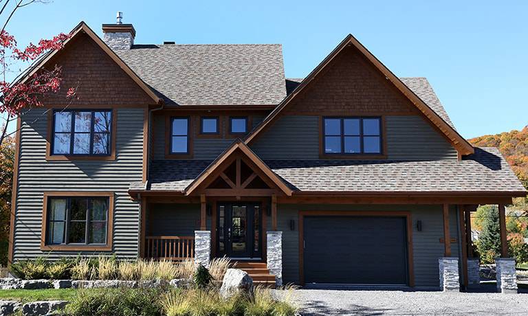 Toiture résidentielle en bardeaux d’asphalte avec pignons et lucarnes – style champêtre moderne