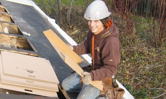 Pose de bardeaux sur toit résidentiel par couvreur qualifié